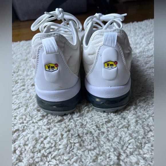 Men’s 7.5/ Women’s 9 Nike Air VaporMax Plus White Sneakers - Picture 3 of 9